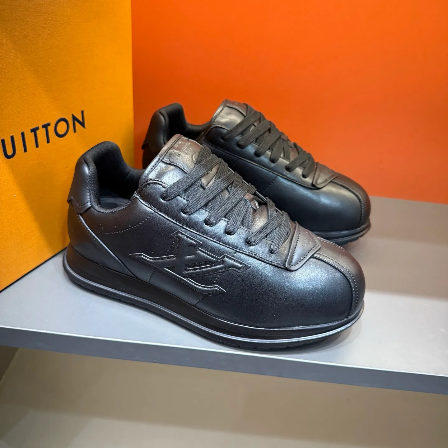P540 Size 38-45 LV 🫏The colorful interpretation of BUTTERSOFT sneakers combines sheepskin, The colorful interpretation of LV BUTTERSOFT sneakers combines sheepskin and calfskin, bringing a super soft feel. Designed by Pharrell Williams, this '60s-inspired shoe features a padded upper that's been crafted by Louis Vuitton craftsmen to further enhance the comfort of the leather. In addition to the LV initials, it features multiple signatures, including natural leather trim and an embossed pattern of Pharrell Williams and lobster on the side, referencing the Fall/Winter 2025 men’s show. A must-have artifact for fashionistas✅
